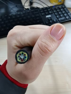 Obenliegende einzelne Jacke alle dielektrische selbsttragende ADSS-Spanne 200m 12 24 48 Kern Fibra-optisches Kabel